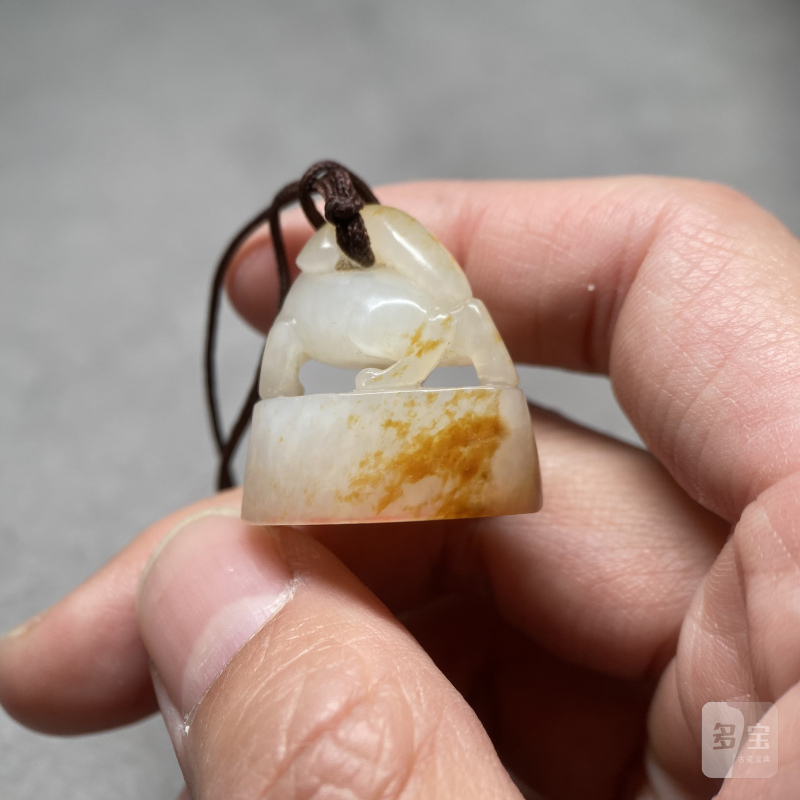 十八世纪 白玉留皮瑞兽钮印 - 图6